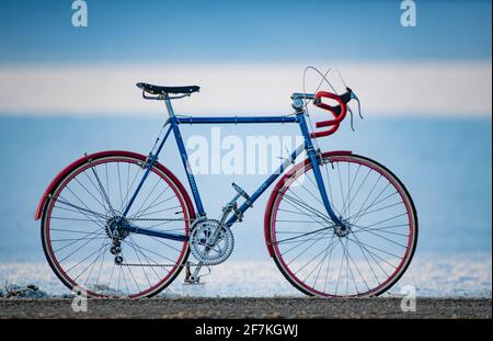 enns, österreich, 08. april 2021, französische Rennrad-Gitane im Schnee Stockfoto