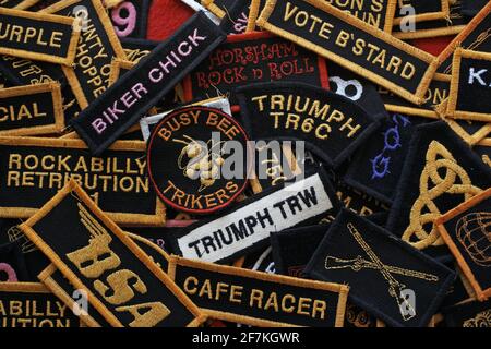 Nahaufnahme von Biker, Cafe Racer und Rocker Patches. Patches zum Verkauf in London, Großbritannien Stockfoto