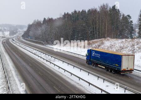 Floda, Schweden. März 2021. SWE Wetter: Sturm Evert führt zu weit verbreiteten gefährlichen, rutschigen Straßenbedingungen mit erheblichen Mengen Stockfoto