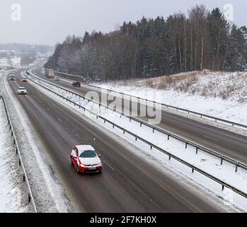 Floda, Schweden. März 2021. SWE Wetter: Sturm Evert führt zu weit verbreiteten gefährlichen, rutschigen Straßenbedingungen mit erheblichen Mengen Stockfoto