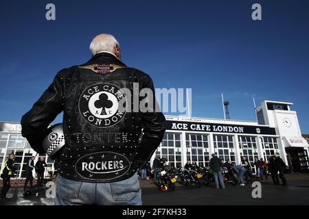 GROSSBRITANNIEN / England / London / Seltene Sicht auf Rocker mit Lederjacke und Motorradhelm beim Ton-Up Day im Ace Cafe London. Stockfoto