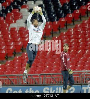 ENGLAND TRAINING IN WEMBLEY FÜR DAS SPIEL MIT DER SCHWEIZ 4/2/2008. DAVID JAMES. BILD DAVID ASHDOWN Stockfoto