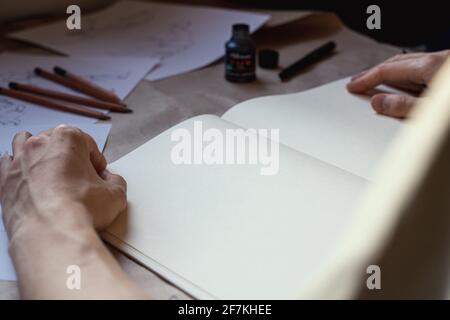 Künstler Zeichnung Figur Bleistift Skizzen. Hintergrund des Bildmaterials Stockfoto
