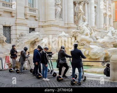 Italien, Rom, 11. März 2021 : Menschen auf einem Elektroroller vor dem Trevi-Brunnen Foto © Fabio Mazzarella/Sintesi/Alamy Stock Photo Stockfoto