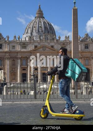 Italien, Rom, 13. März 2021: Menschen auf dem Petersplatz auf einem Elektroroller Foto © Fabio Mazzarella/Sintesi/Alamy Stock Photo Stockfoto