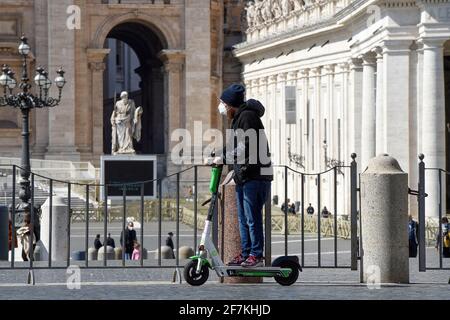 Italien, Rom, 13. März 2021 : Menschen auf einem Elektroroller auf dem Petersplatz Foto © Fabio Mazzarella/Sintesi/Alamy Stock Photo Stockfoto