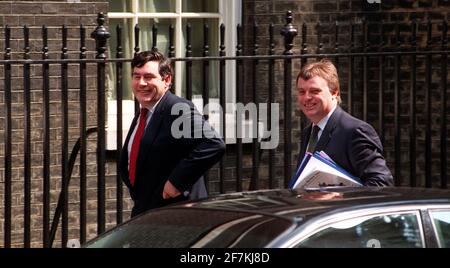 GORDON BROWN MP SCHATZKANZLER JULI 2000AND ANDREW SMITH MP CHIEF SECRETARY TO THE TREASURY, TREFFEN IN DOWNING STREET FÜR DIESES KABINETTSTREFFEN AM MORGEN EIN Stockfoto