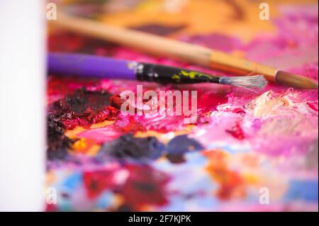 Künstler Pinsel und Ölfarben auf Holzpalette. Stockfoto