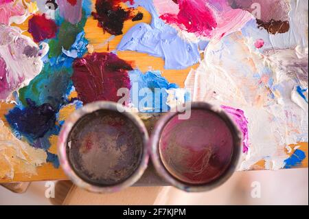 Künstler Pinsel und Ölfarben auf Holzpalette. Stockfoto