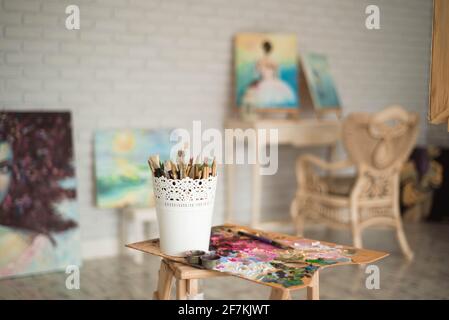 Künstler Pinsel und Ölfarben auf Holzpalette. Stockfoto