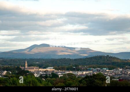 Blick über die Stadt Killarney und den Paps Mountain vom Demesne Aussichtspunkt im Killarney National Park, County Kerry, Irland Stockfoto