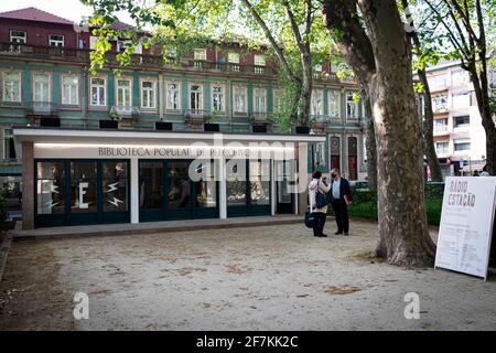 Porto, Portugal. April 2021. Die Biblioteca Popular Pedro Ivo wird 20 Jahre nach der Schließung der Biblioteca Popular wiedereröffnet. Es gehört zum Rathaus. In dieser ersten Phase der Wiedereröffnung ist das Rádio Estação für die Bibliothek zuständig, die den Passanten Musik und Lesungen gibt. Es befindet sich in der Praça do Marquês. (Foto von Teresa Nunes/SOPA Images/Sipa USA) Quelle: SIPA USA/Alamy Live News Stockfoto