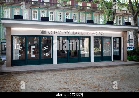 Porto, Portugal. April 2021. Die Biblioteca Popular Pedro Ivo wird 20 Jahre nach der Schließung der Biblioteca Popular wiedereröffnet. Es gehört zum Rathaus. In dieser ersten Phase der Wiedereröffnung ist das Rádio Estação für die Bibliothek zuständig, die den Passanten Musik und Lesungen gibt. Es befindet sich in der Praça do Marquês. (Foto von Teresa Nunes/SOPA Images/Sipa USA) Quelle: SIPA USA/Alamy Live News Stockfoto