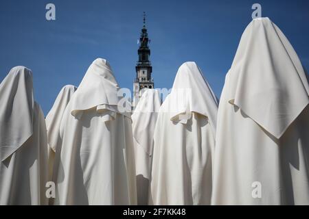 Czestochowa, Polen. August 2019. Nonnen vor dem Kloster auf Jasna Gora (Luminous Mount, Clarus Mons).jedes Jahr kommen Hunderte von Pilgern aus der ganzen Welt, um vor dem Bild der Schwarzen Madonna zu beten. Das Bild befindet sich in der Kapelle im Paulinenkloster in Tschenstochau, Polen. Kredit: SOPA Images Limited/Alamy Live Nachrichten Stockfoto