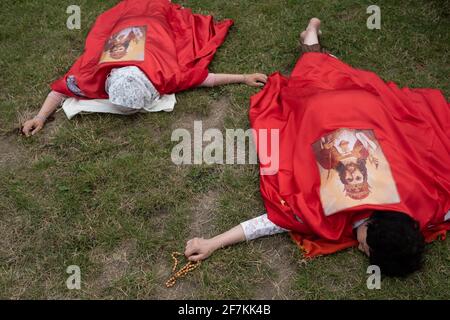 Czestochowa, Polen. August 2020. Zwei Mitglieder der Ritter Christi, des Königs, sahen auf dem Gras liegen.jedes Jahr kommen Hunderte von Pilgern aus der ganzen Welt, um vor dem Bild der Schwarzen Madonna zu beten. Das Bild befindet sich in der Kapelle im Paulinenkloster in Tschenstochau, Polen. (Foto von Wojciech Grabowski/SOPA Images/Sipa USA) Quelle: SIPA USA/Alamy Live News Stockfoto