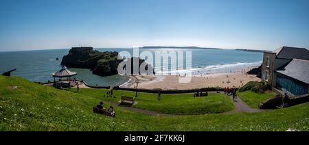 TENBY, SOUTH WALES APRIL 2021-Panorama-Blick auf Tenby Beach Wales uk im Sommer mit Touristen und Besuchern, blauem Meer und Himmel Stockfoto