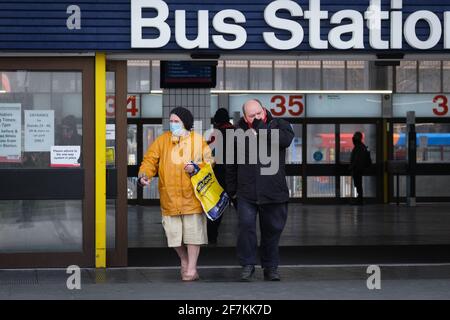 Passagiere, die aus dem Busbahnhof Preston in Gesichtsmasken aufsteigen. Stockfoto