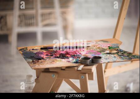 Künstler Pinsel und Ölfarben auf Holzpalette. Stockfoto