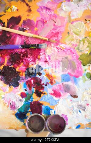 Künstler Pinsel und Ölfarben auf Holzpalette. Stockfoto