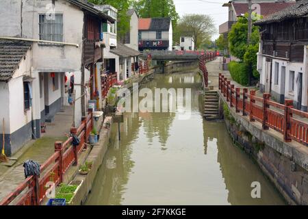 Gebäude rund um die Wasserstraßen von Xincheng, einer fast unberührten alten Wasserstadt in Zhejiang, China. Keine Touristengegend wie die meisten ähnlichen Dörfer. Stockfoto