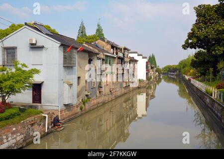 Gebäude rund um die Wasserstraßen von Xincheng, einer fast unberührten alten Wasserstadt in Zhejiang, China. Keine Touristengegend wie die meisten ähnlichen Dörfer. Stockfoto