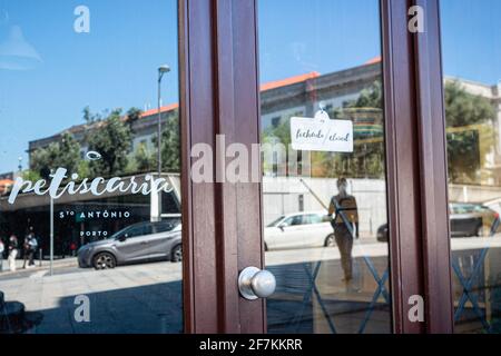 Porto, Portugal. April 2021. Einige Restaurants entschieden sich, für den Moment geschlossen zu bleiben, da es nicht zahlt, Türen zu öffnen, nur sehr wenige Gäste am Tag zu haben. Die zweite Phase des Definationsprozesses in Portugal begann am 5. April. Restaurants und Cafés durften Menschen auf den Tischen im Freien in Gruppen von 4 Personen pro Tisch beherbergen und die Menschen können nun mit mehr Freiheit durch die Stadt gehen. Kredit: SOPA Images Limited/Alamy Live Nachrichten Stockfoto