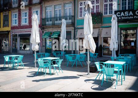 Porto, Portugal. April 2021. Einige Esplanade sind immer noch leer, da nicht genügend Leute in der Stadt herumlaufen. Die zweite Phase des Definationsprozesses in Portugal begann am 5. April. Restaurants und Cafés durften Menschen auf den Tischen im Freien in Gruppen von 4 Personen pro Tisch beherbergen und die Menschen können nun mit mehr Freiheit durch die Stadt gehen. Kredit: SOPA Images Limited/Alamy Live Nachrichten Stockfoto