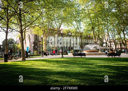 Porto, Portugal. April 2021. Die Menschen genießen das Wetter und die Atmosphäre im Garten von Marquês (Jardim do Marquês) nach der Wiedereröffnung der Gärten. Die zweite Phase des Definationsprozesses in Portugal begann am 5. April. Restaurants und Cafés durften Menschen auf den Tischen im Freien in Gruppen von 4 Personen pro Tisch beherbergen und die Menschen können nun mit mehr Freiheit durch die Stadt gehen. Kredit: SOPA Images Limited/Alamy Live Nachrichten Stockfoto