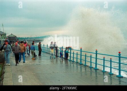 Menschen, Wellen brechen an der Küste nach einem schweren Sturm, 26. August 1986, Bray, County Wicklow, Irland Stockfoto