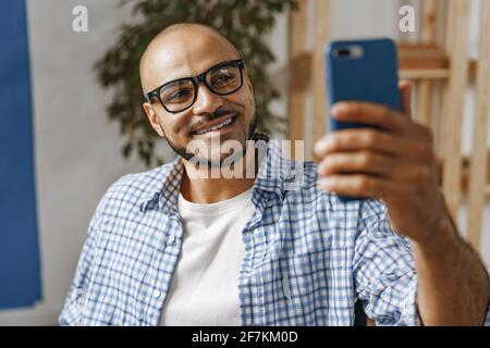Porträt eines lächelnden jungen afroamerikanischen Mannes, der Selfie gemacht hat Stockfoto