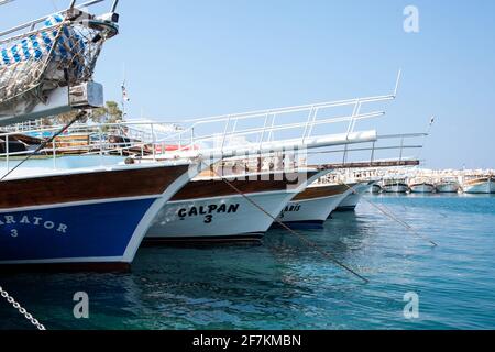 Viele Yachten und Boote im Hafen. Schiffe am Pier im Hafen. Reisen auf dem Meer. Weiße Vergnügungsyachten. Kemer, Türkei - 07.07.2020 Stockfoto