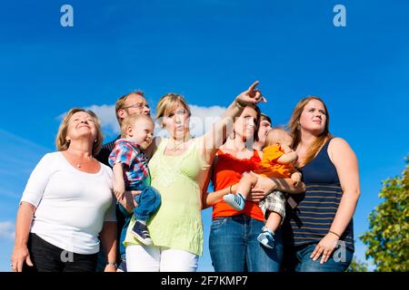 Familie und Multi-Generation-Mutter, Vater, Kinder und Großmutter Spaß auf Wiese im Sommer Stockfoto