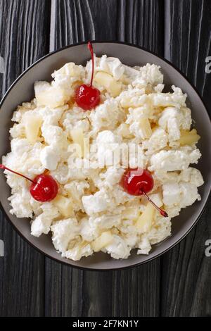 Glorified Rise ist ein kalter Dessertsalat, der aus Reis, zerdrückter Ananas, Salmsalben, gesüßter Schlagsahne und Maraschino-Kirschen in einer Nahaufnahme hergestellt wird Stockfoto