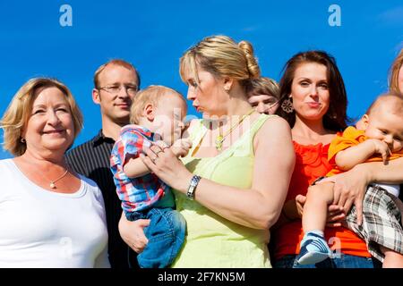 Familie und Multi-Generation-Mutter, Vater, Kinder und Großmutter Spaß auf Wiese im Sommer Stockfoto