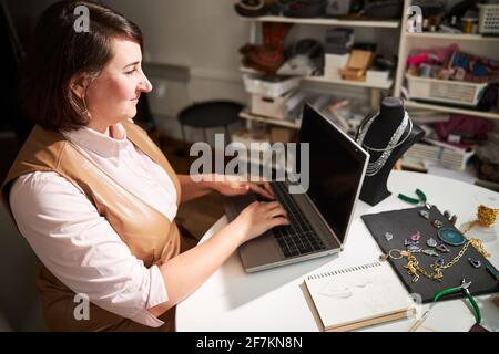 Zufrieden Frau Juwelierin arbeitet in ihrem Studio Stockfoto