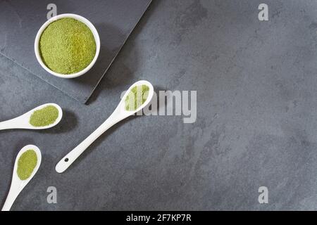 Bio-Moringa-Pulver in der Schüssel - Moringa oleifera Stockfoto