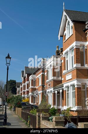 viktorianische Doppelhaushälften mit Erkerfenstern an einer Straße mit einer Geschwindigkeitsbegrenzung von 20 km/h in twickenham, middlesex, england Stockfoto