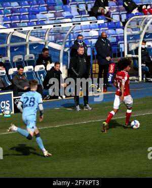 Coventry City-Manager Mark Robins beobachtete vom Rand aus, wie Josh Eccles (links) von Coventry City beim Sky Bet Championship-Spiel im St. Andrew's Billion Trophy Stadium, Birmingham, vorbeigeht. Bilddatum: Montag, 5. April 2021. Stockfoto