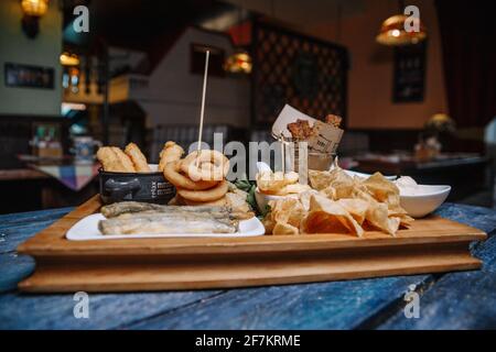 Snacks zu Bier im Teig auf einem blauen Hintergrund aus Holz. Stockfoto