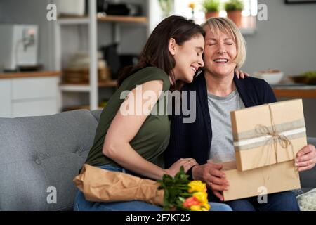 Geschenk einer Tochter für ihre Mutter Stockfoto