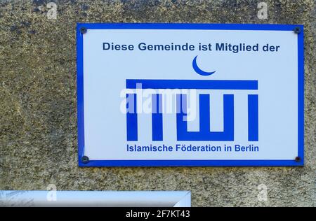 Sign, Islamischer Bund in Berlin, vor einer Moschee Stockfoto