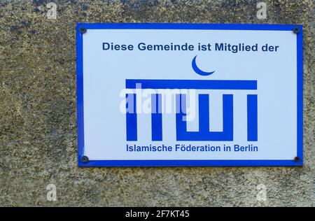 Sign, Islamischer Bund in Berlin, vor einer Moschee Stockfoto