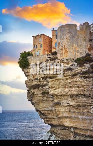 Sonnenuntergang über der alten Stadt von Bonifacio, Kalksteinfelsen, Südküste der Insel Korsika, Frankreich Stockfoto