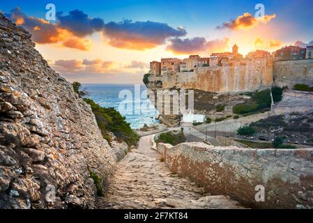 Sonnenuntergang über der Altstadt von Bonifacio, Südküste der Insel Korsika, Frankreich Stockfoto