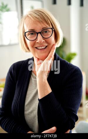 Porträt einer reifen Frau in einer Brille Stockfoto