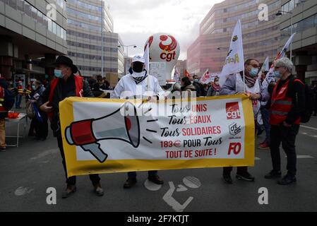 Nationale Demonstration in Paris, um 183 € für alle vom Gesundheitssystem ausgeschlossenen Mitarbeiter zu fordern. Etwa 1000 Menschen auf dem Boulevard Pasteur Stockfoto