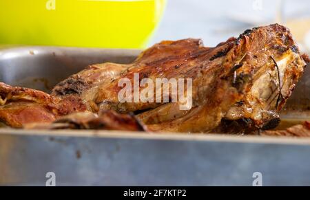 Hausgemachtes gebratenes Lamm, fertig zum Essen. Typisches portugiesisches Ostergericht. Stockfoto