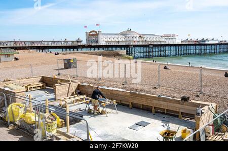 Brighton UK 8. April 2021 - die Strandbars von Brighton bereiten sich auf die Wiedereröffnung am Montag vor, da die Sperrbeschränkungen in England weiter gelockert werden und Bars und Restaurants im Freien serviert werden dürfen : Credit Simon Dack / Alamy Live News Stockfoto