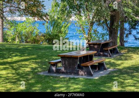 Erholungsgebiet mit schöner Übersicht über den See und die Berge Stockfoto