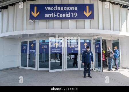 Venedig, Italien. 8 April , 2021. Die ULSS 3 von venedig hat am 8. April 2021 in Venedig, Italien, begonnen, die Pala Expo in Mestre zu nutzen, um Bürger gegen Covid 19 zu impfen. Quelle: Stefano Mazzola/Awakening/Alamy Live News Stockfoto